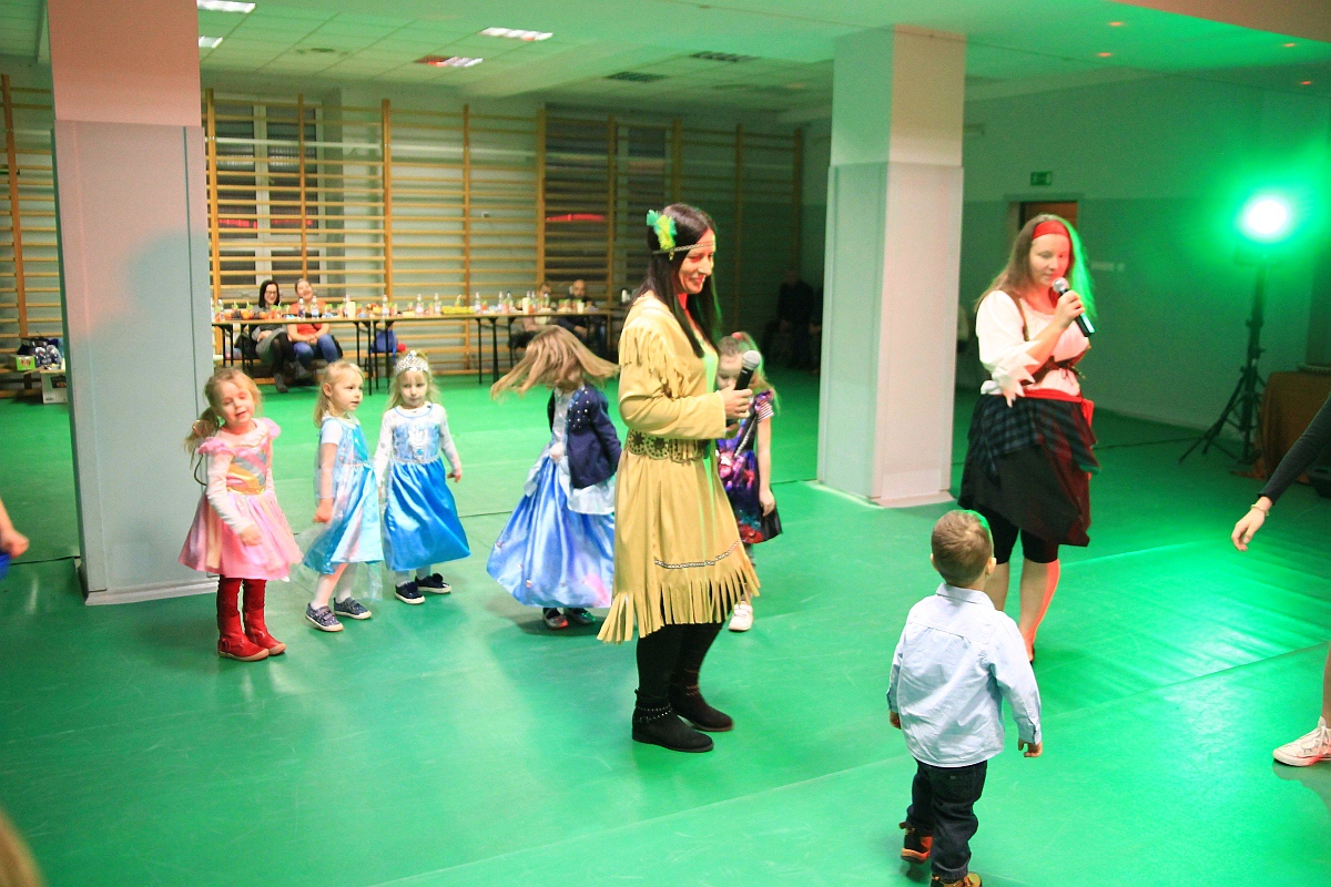 Bal karnawałowy dla dzieci z osiedla Starosty Kosa [09.02.2023] - zdjęcie #30 - eOstroleka.pl