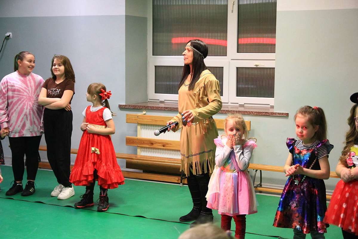 Bal karnawałowy dla dzieci z osiedla Starosty Kosa [09.02.2023] - zdjęcie #22 - eOstroleka.pl