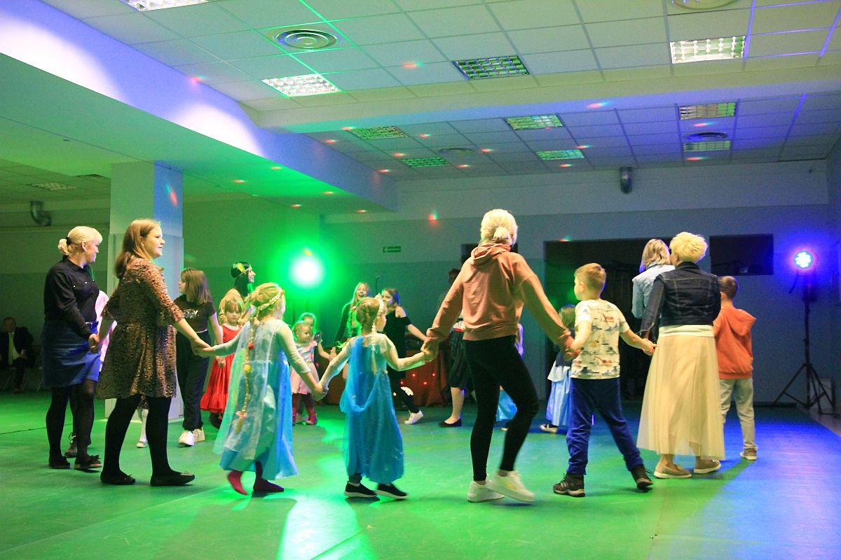 Bal karnawałowy dla dzieci z osiedla Starosty Kosa [09.02.2023] - zdjęcie #8 - eOstroleka.pl