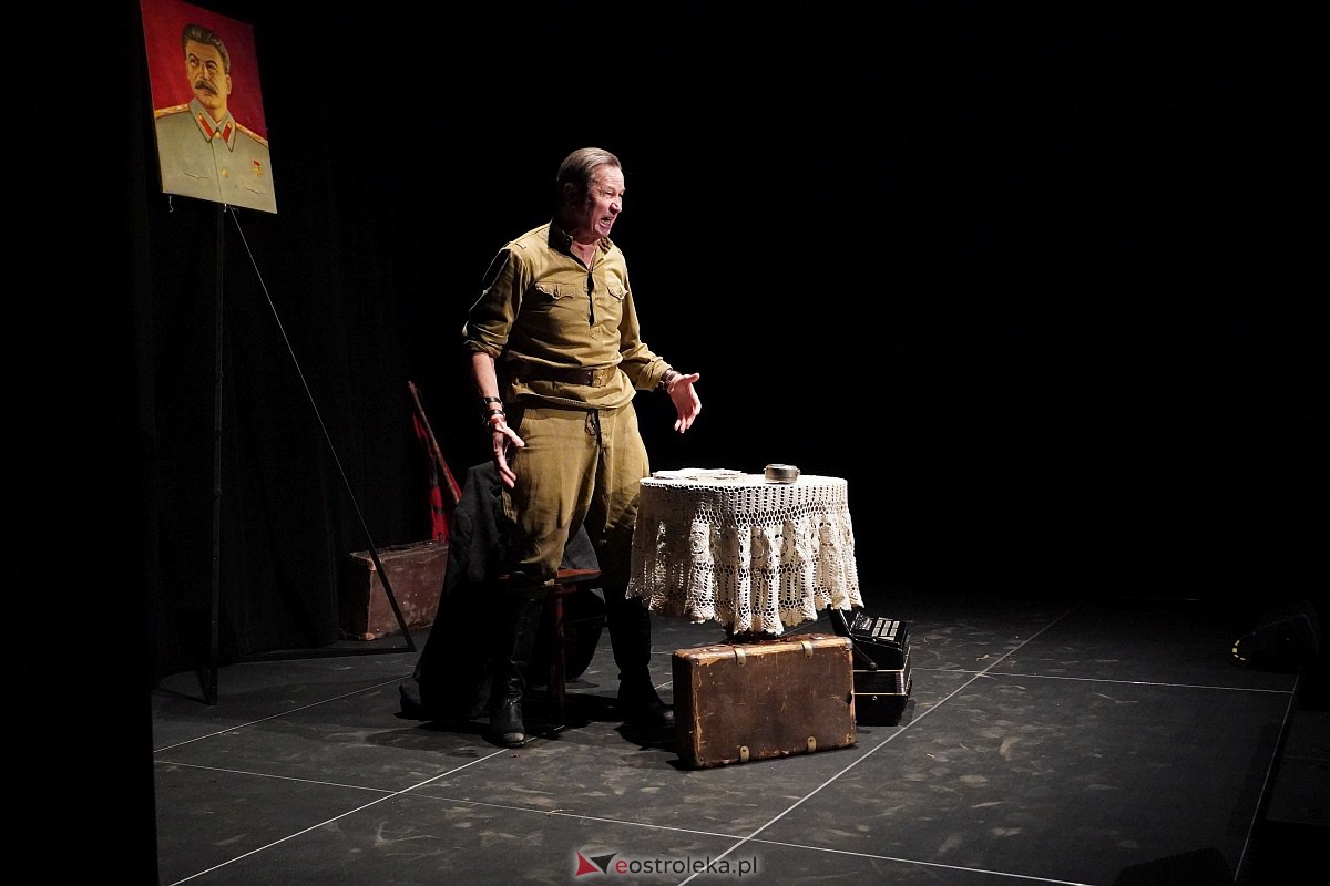 Spektakl satyryczny w Muzeum Żołnierzy Wyklętych „Zapiski oficera Armii Czerwonej” [10.02.2023] - zdjęcie #18 - eOstroleka.pl