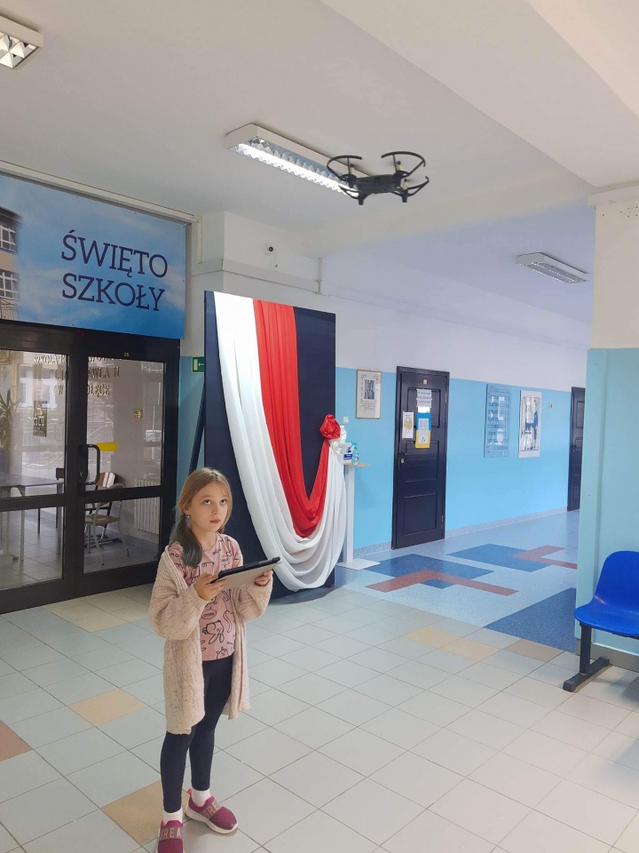 Uczniowie SP 10 pilotami dronów [10.02.2023] - zdjęcie #6 - eOstroleka.pl