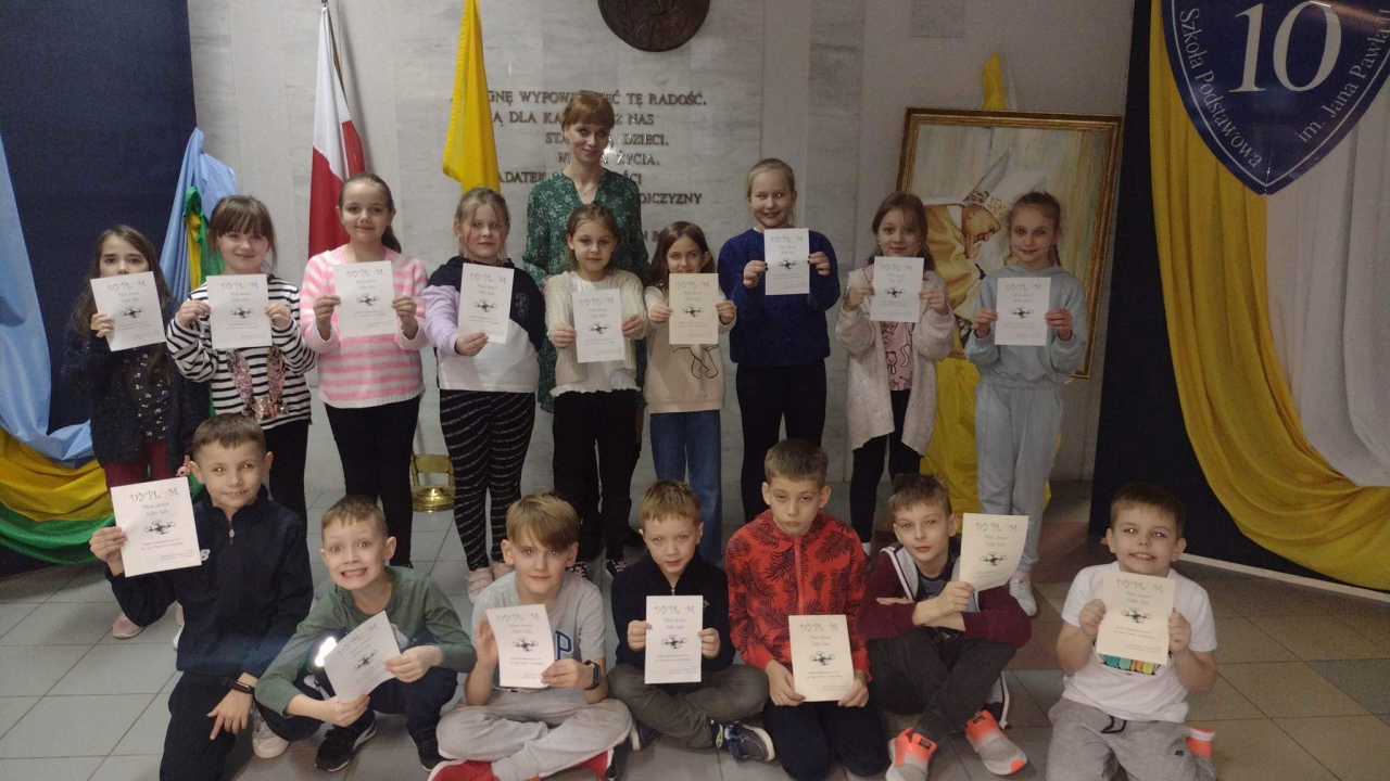 Uczniowie SP 10 pilotami dronów [10.02.2023] - zdjęcie #7 - eOstroleka.pl