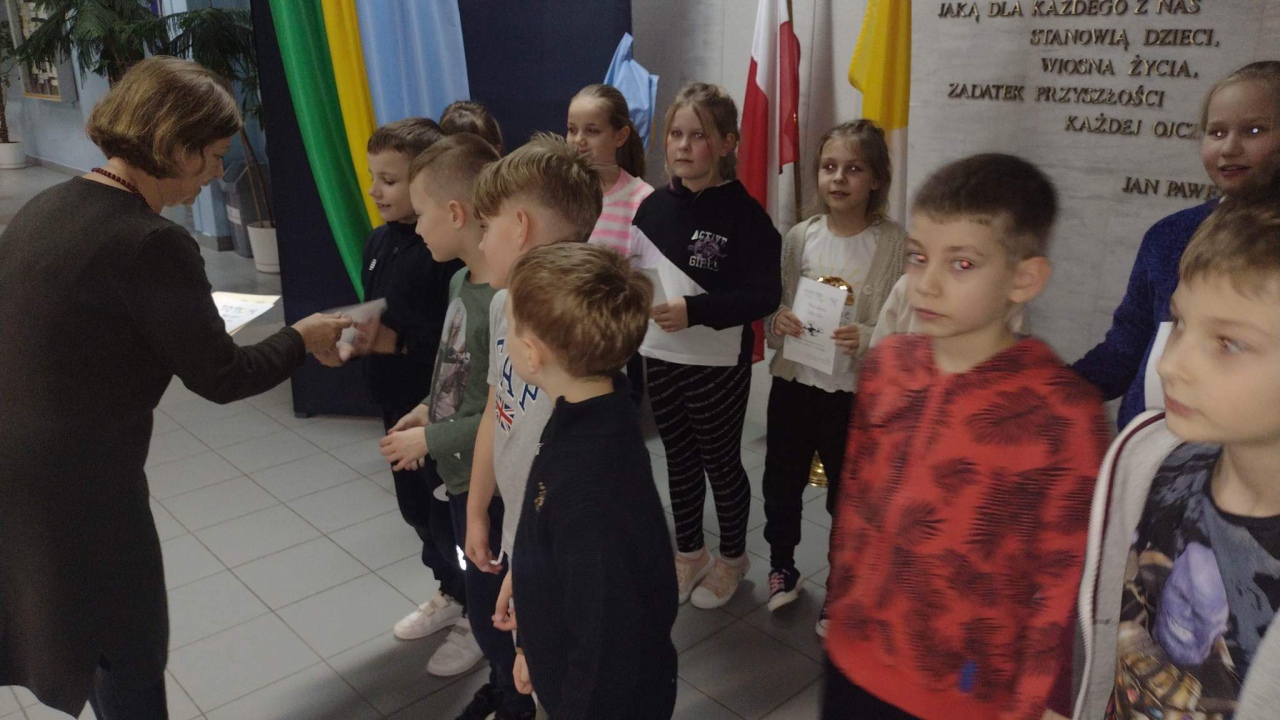 Uczniowie SP 10 pilotami dronów [10.02.2023] - zdjęcie #10 - eOstroleka.pl