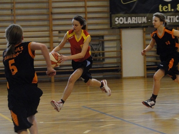 I Ogólnopolski Turniej Koszykówki Dziewcząt o Puchar Dyrektora Gimnazjum nr 1 w Zambrowie (15-17.04.2011) - zdjęcie #56 - eOstroleka.pl