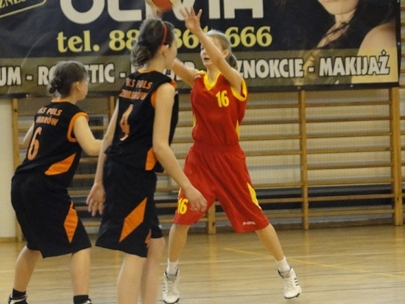 I Ogólnopolski Turniej Koszykówki Dziewcząt o Puchar Dyrektora Gimnazjum nr 1 w Zambrowie (15-17.04.2011) - zdjęcie #54 - eOstroleka.pl
