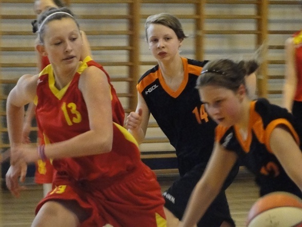 I Ogólnopolski Turniej Koszykówki Dziewcząt o Puchar Dyrektora Gimnazjum nr 1 w Zambrowie (15-17.04.2011) - zdjęcie #51 - eOstroleka.pl