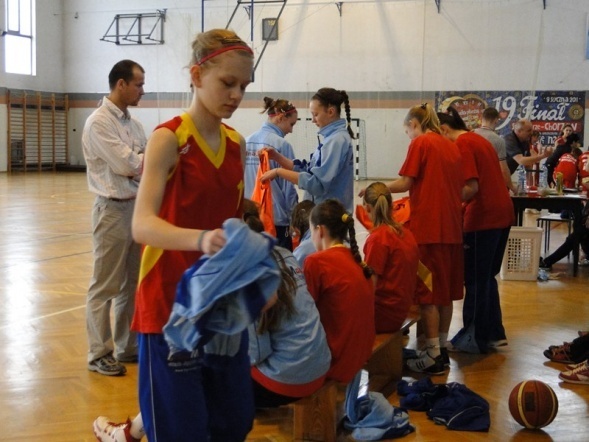 I Ogólnopolski Turniej Koszykówki Dziewcząt o Puchar Dyrektora Gimnazjum nr 1 w Zambrowie (15-17.04.2011) - zdjęcie #14 - eOstroleka.pl