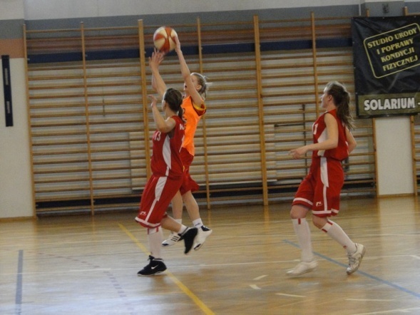 I Ogólnopolski Turniej Koszykówki Dziewcząt o Puchar Dyrektora Gimnazjum nr 1 w Zambrowie (15-17.04.2011) - zdjęcie #42 - eOstroleka.pl