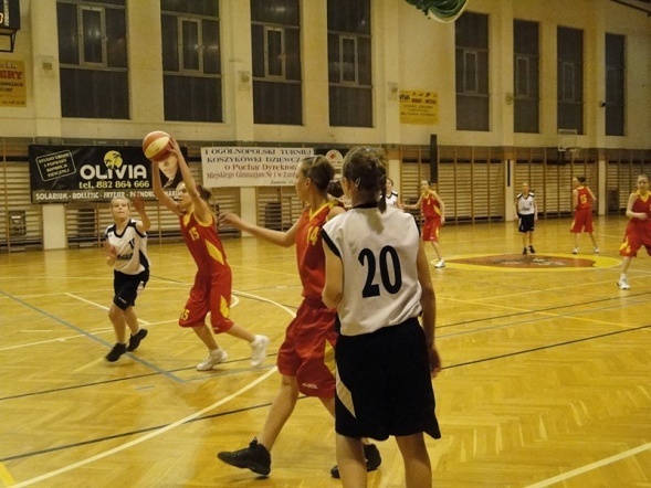 I Ogólnopolski Turniej Koszykówki Dziewcząt o Puchar Dyrektora Gimnazjum nr 1 w Zambrowie (15-17.04.2011) - zdjęcie #39 - eOstroleka.pl