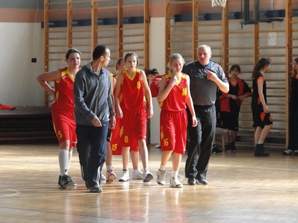 I Ogólnopolski Turniej Koszykówki Dziewcząt o Puchar Dyrektora Gimnazjum nr 1 w Zambrowie (15-17.04.2011) - zdjęcie #32 - eOstroleka.pl