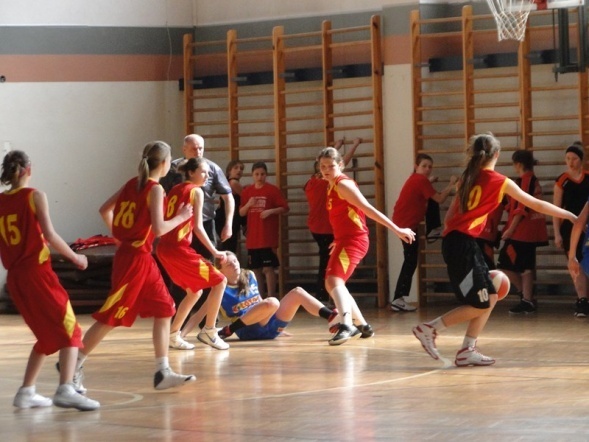 I Ogólnopolski Turniej Koszykówki Dziewcząt o Puchar Dyrektora Gimnazjum nr 1 w Zambrowie (15-17.04.2011) - zdjęcie #30 - eOstroleka.pl