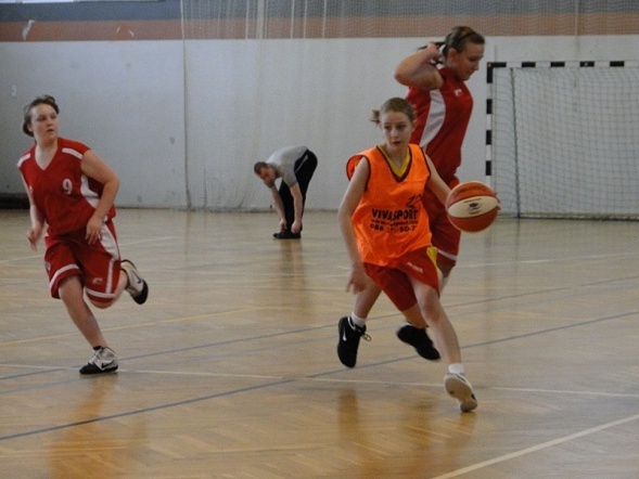 I Ogólnopolski Turniej Koszykówki Dziewcząt o Puchar Dyrektora Gimnazjum nr 1 w Zambrowie (15-17.04.2011) - zdjęcie #26 - eOstroleka.pl