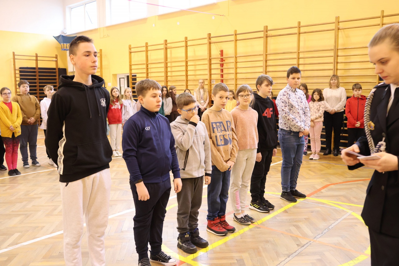Uroczyste wręczenie legitymacji członkowskich Młodzieżowej Drużyny Pożarniczej - zdjęcie #11 - eOstroleka.pl