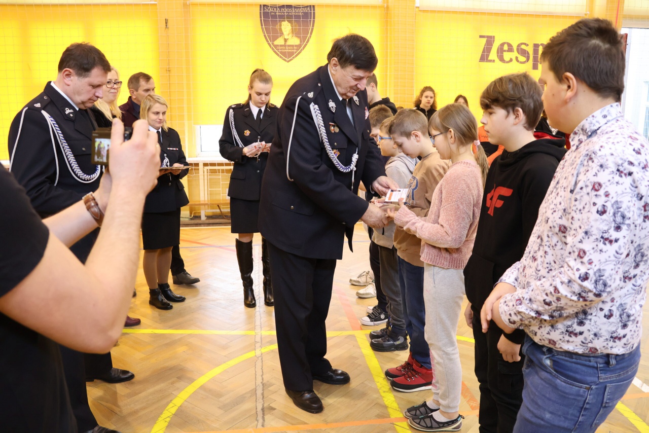 Uroczyste wręczenie legitymacji członkowskich Młodzieżowej Drużyny Pożarniczej - zdjęcie #7 - eOstroleka.pl
