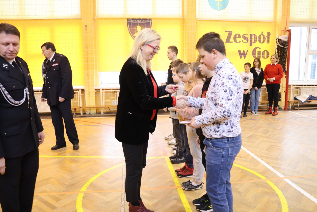 Uroczyste wręczenie legitymacji członkowskich Młodzieżowej Drużyny Pożarniczej - zdjęcie #2 - eOstroleka.pl