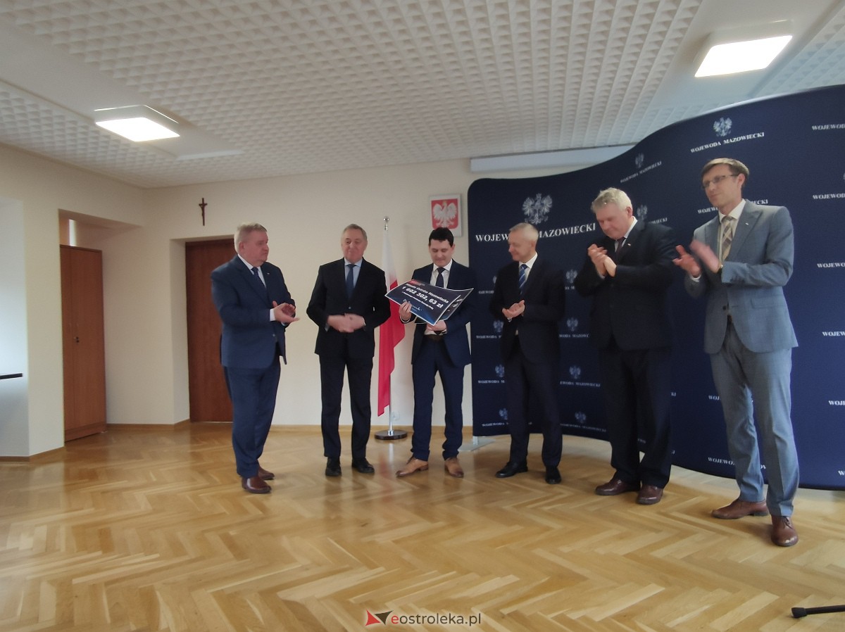 Wręczenie dotacji z Rządowego Funduszu Rozwoju Dróg [13.02.2023] - zdjęcie #16 - eOstroleka.pl