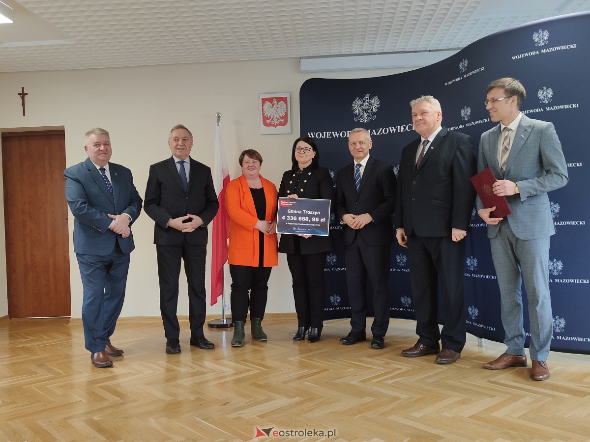 Wręczenie dotacji z Rządowego Funduszu Rozwoju Dróg [13.02.2023] - zdjęcie #1 - eOstroleka.pl
