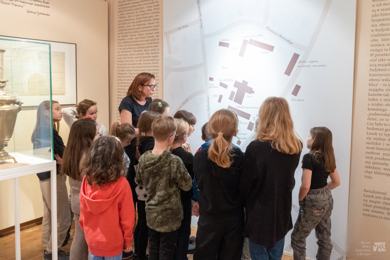 Ferie w Muzeum. Te zajęcia sprawiają dzieciom wiele frajdy! [14.02.2023] - zdjęcie #41 - eOstroleka.pl