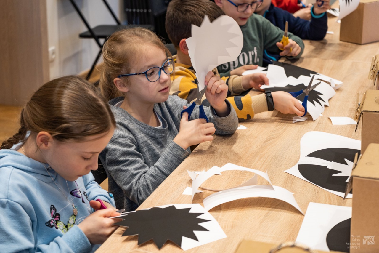 Ferie w Muzeum. Te zajęcia sprawiają dzieciom wiele frajdy! [14.02.2023] - zdjęcie #31 - eOstroleka.pl