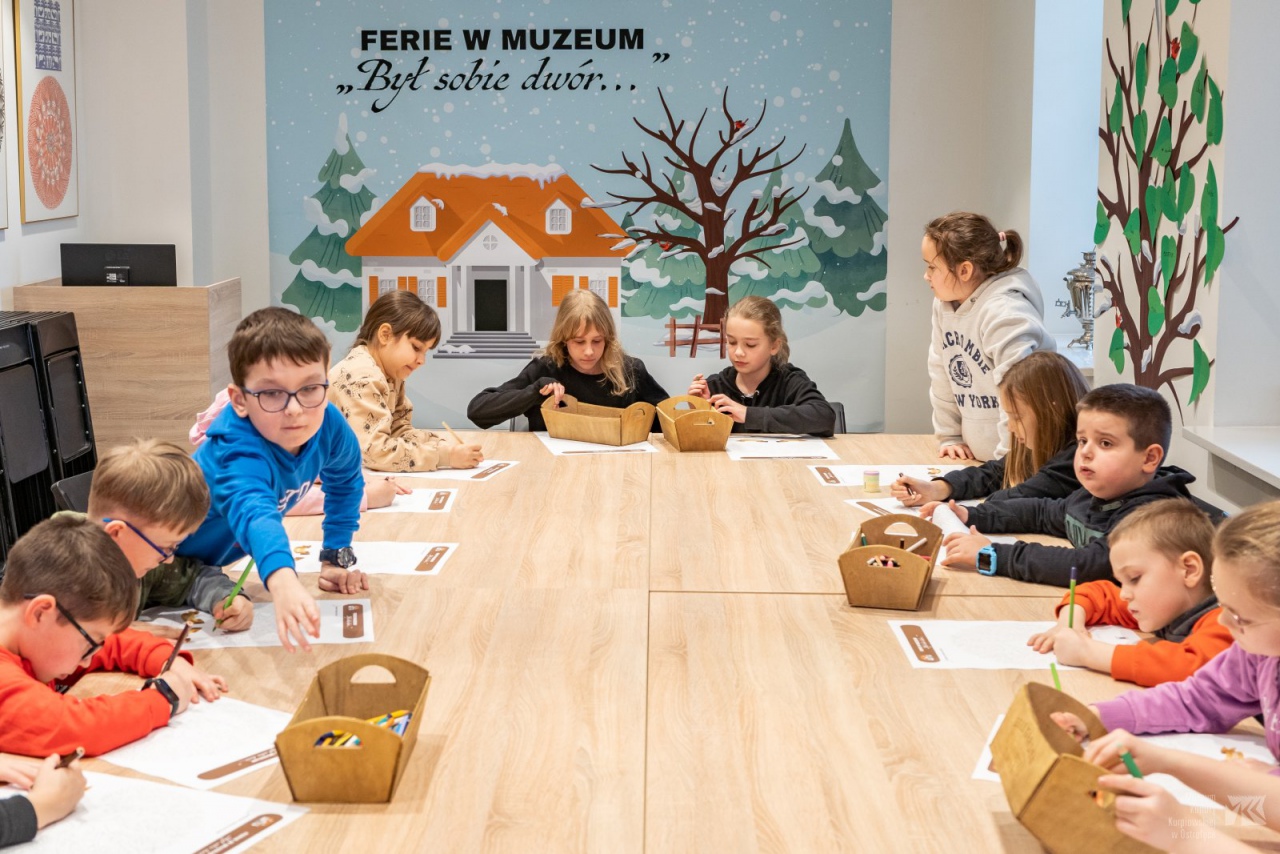 Ferie w Muzeum. Te zajęcia sprawiają dzieciom wiele frajdy! [14.02.2023] - zdjęcie #27 - eOstroleka.pl