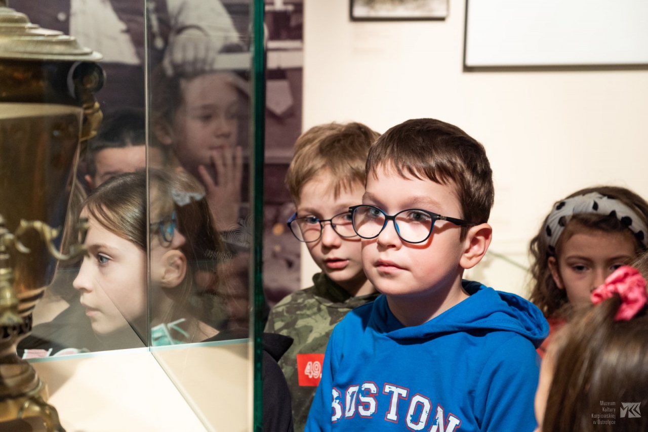 Ferie w Muzeum. Te zajęcia sprawiają dzieciom wiele frajdy! [14.02.2023] - zdjęcie #13 - eOstroleka.pl