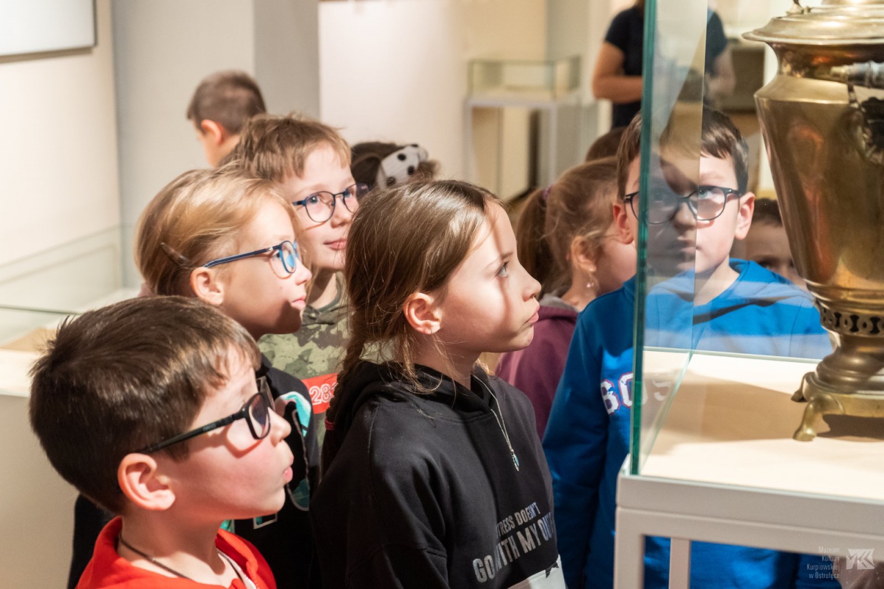Ferie w Muzeum. Te zajęcia sprawiają dzieciom wiele frajdy! [14.02.2023] - zdjęcie #12 - eOstroleka.pl