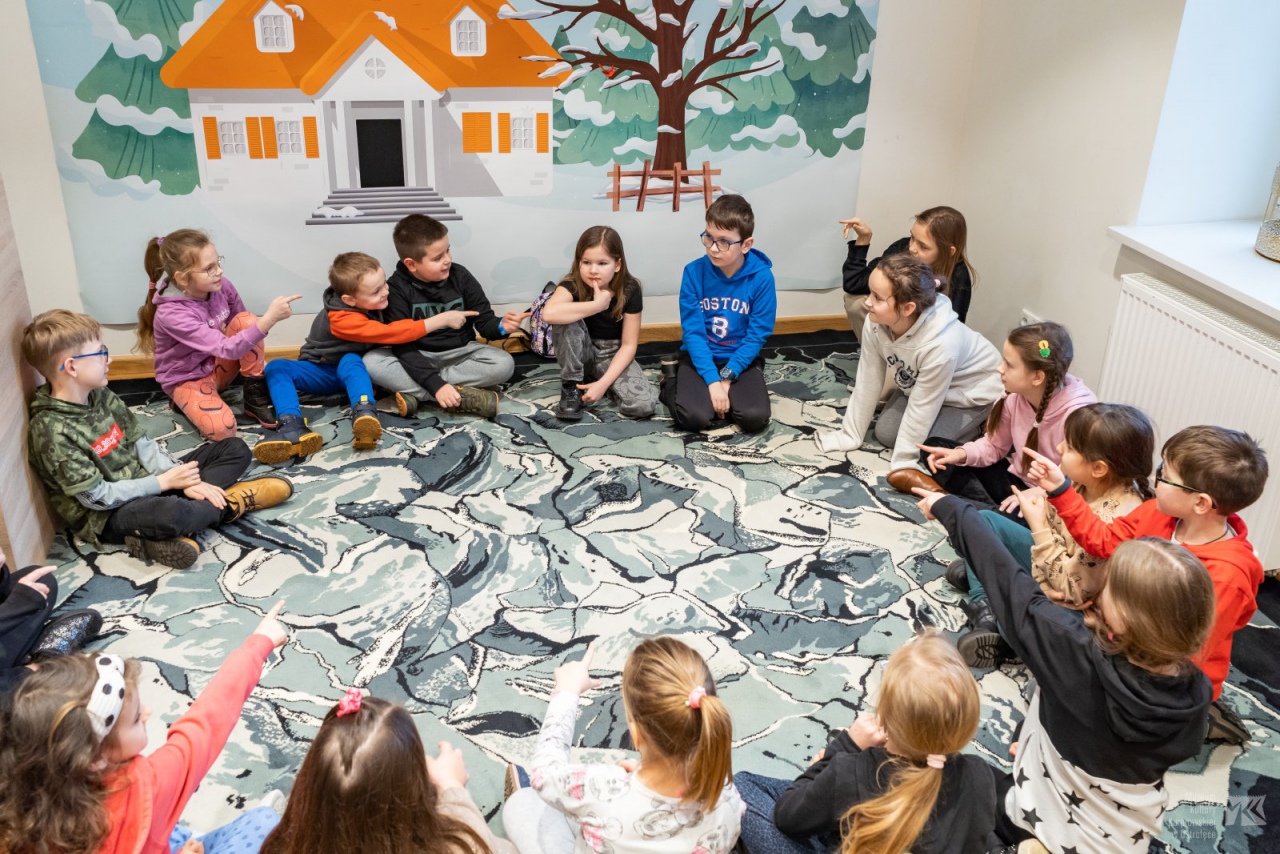 Ferie w Muzeum. Te zajęcia sprawiają dzieciom wiele frajdy! [14.02.2023] - zdjęcie #8 - eOstroleka.pl