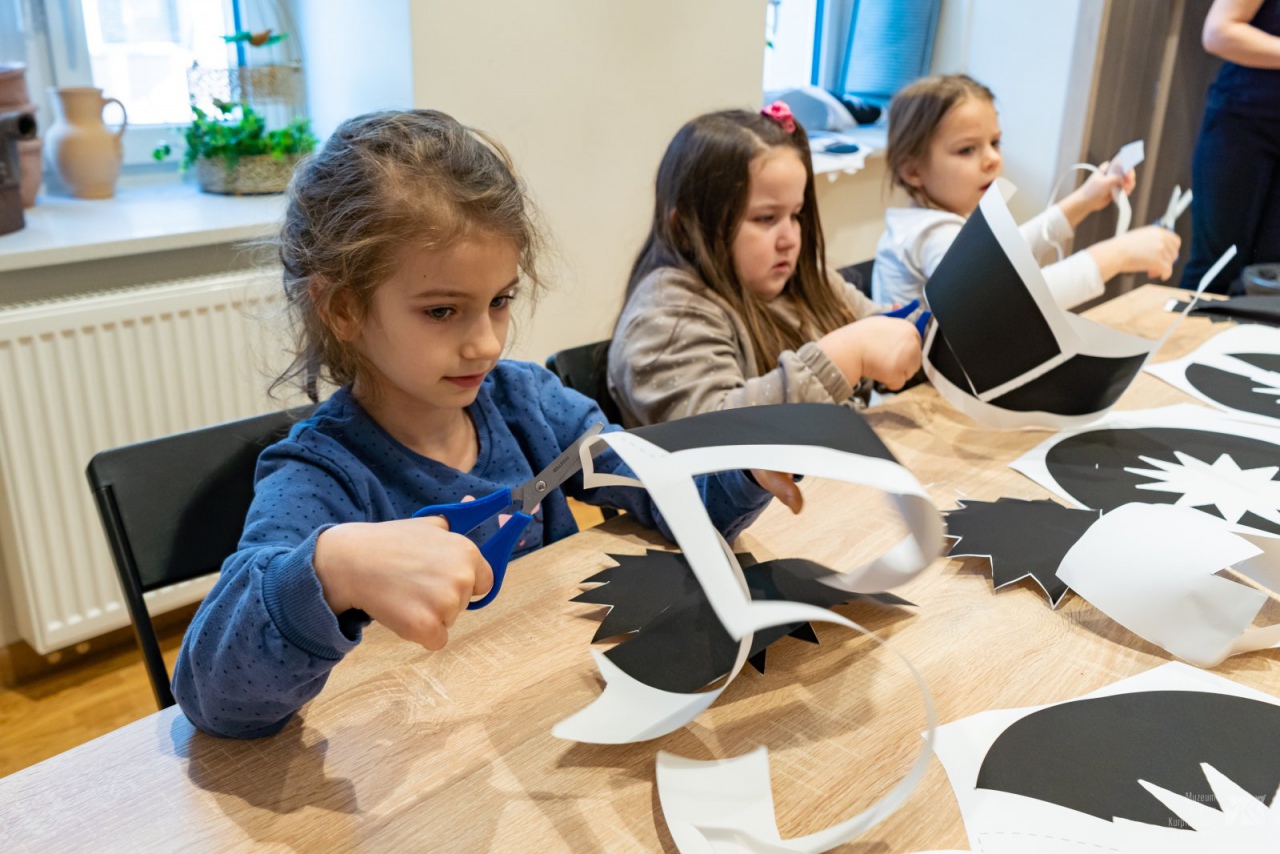 Ferie w Muzeum. Te zajęcia sprawiają dzieciom wiele frajdy! [14.02.2023] - zdjęcie #5 - eOstroleka.pl