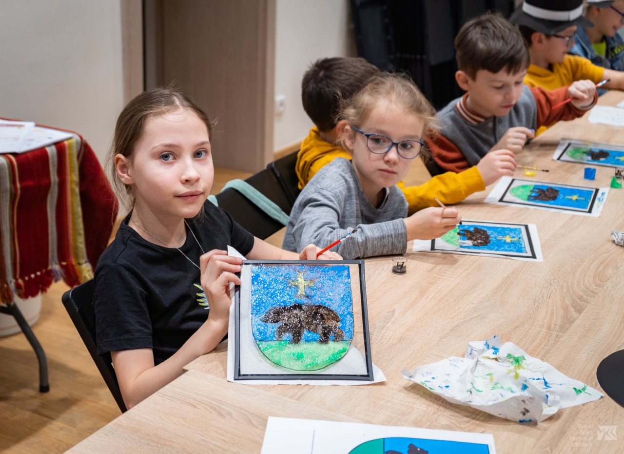 Ferie w Muzeum. Dzieci malowały na szkle dawny herb Ostrołęki - zdjęcie #17 - eOstroleka.pl
