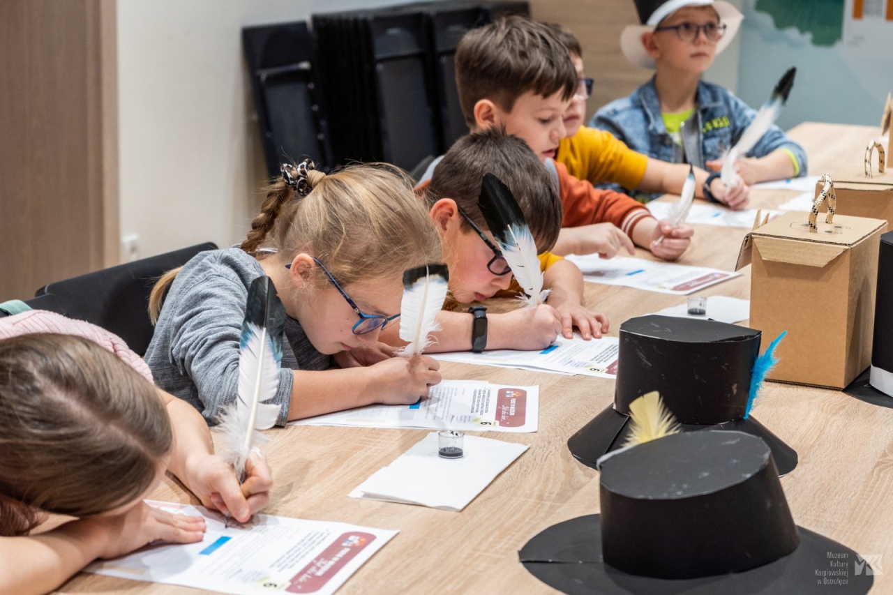 Ferie w Muzeum. Dzieci malowały na szkle dawny herb Ostrołęki - zdjęcie #8 - eOstroleka.pl