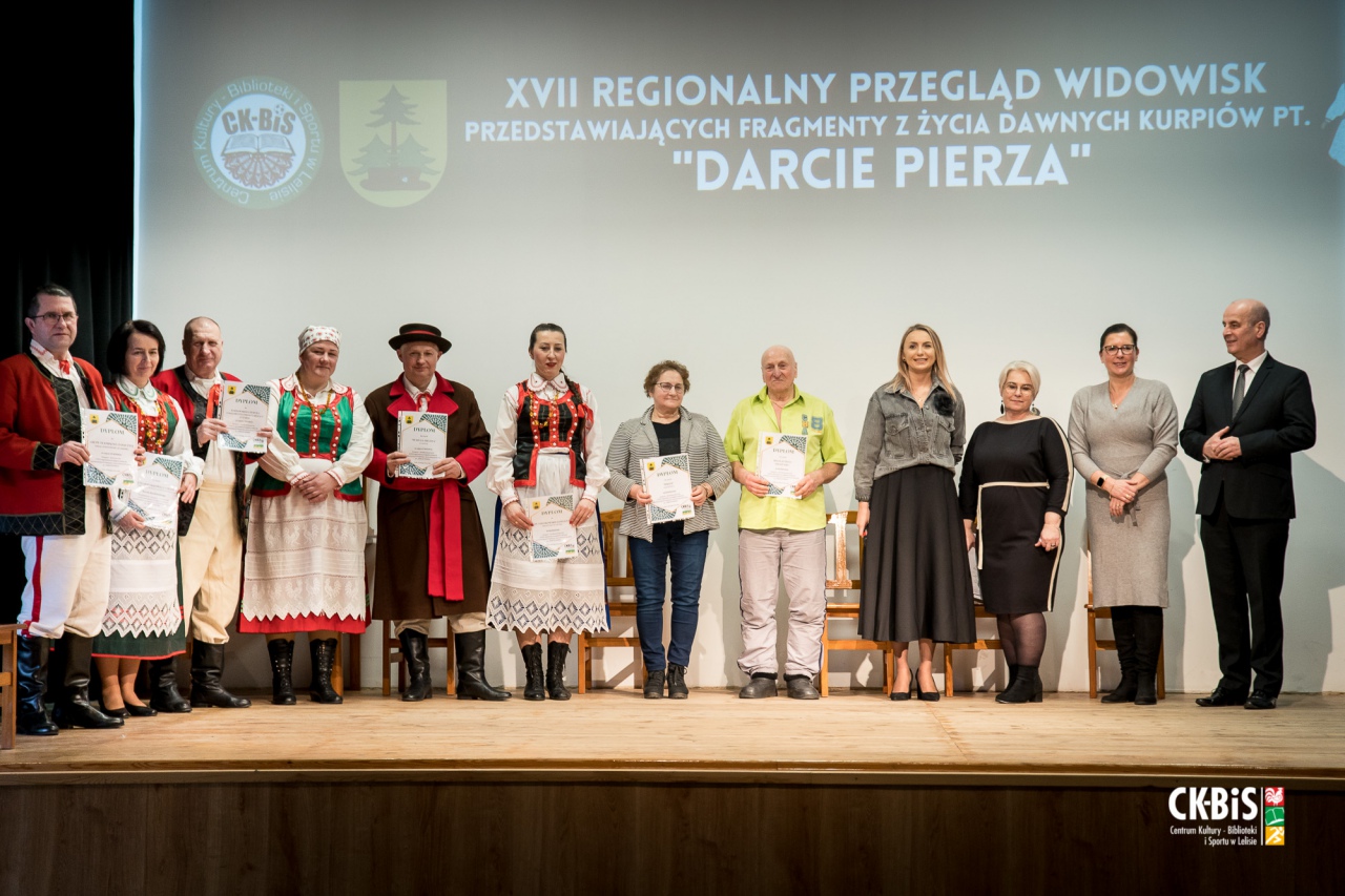 XVII Regionalny Przegląd Widowisk przedstawiający fragmenty z życia dawnych Kurpiów Darcie Pierza 2023 - zdjęcie #14 - eOstroleka.pl