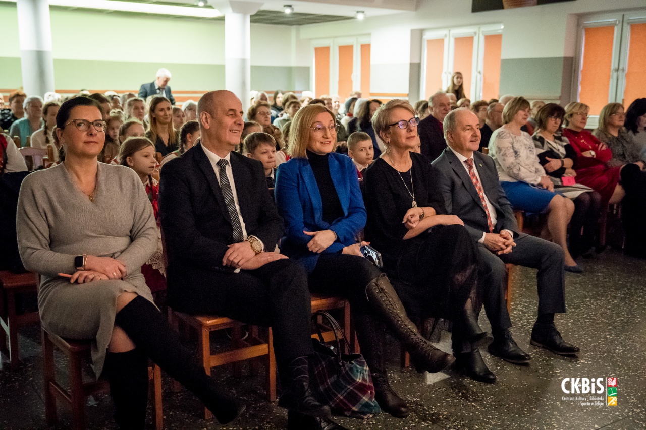 XVII Regionalny Przegląd Widowisk przedstawiający fragmenty z życia dawnych Kurpiów Darcie Pierza 2023 - zdjęcie #31 - eOstroleka.pl