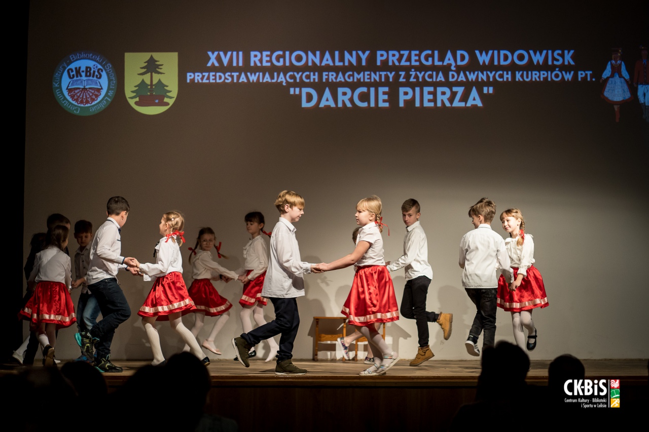 XVII Regionalny Przegląd Widowisk przedstawiający fragmenty z życia dawnych Kurpiów Darcie Pierza 2023 - zdjęcie #30 - eOstroleka.pl