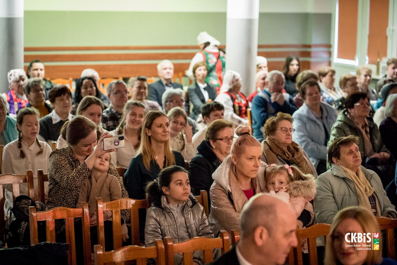 XVII Regionalny Przegląd Widowisk przedstawiający fragmenty z życia dawnych Kurpiów Darcie Pierza 2023 - zdjęcie #26 - eOstroleka.pl