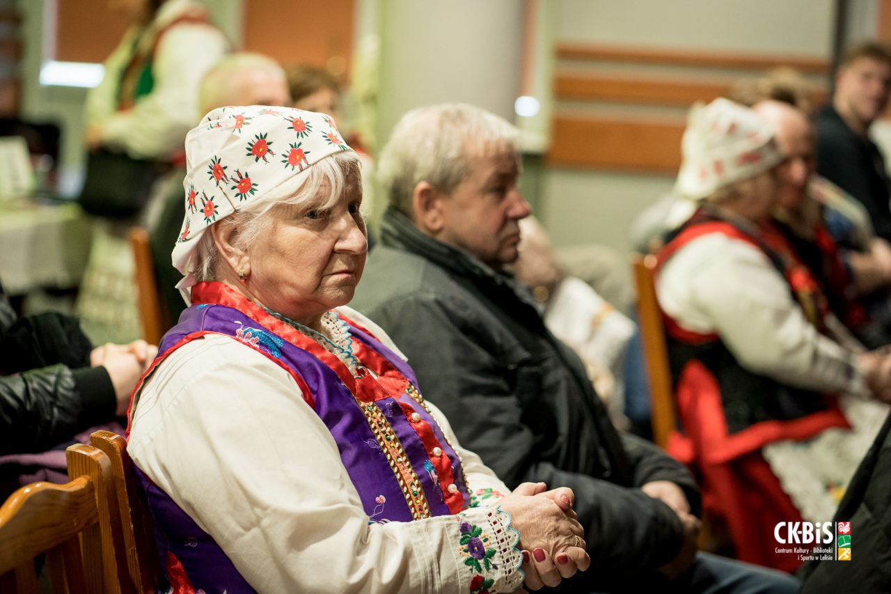 XVII Regionalny Przegląd Widowisk przedstawiający fragmenty z życia dawnych Kurpiów Darcie Pierza 2023 - zdjęcie #24 - eOstroleka.pl