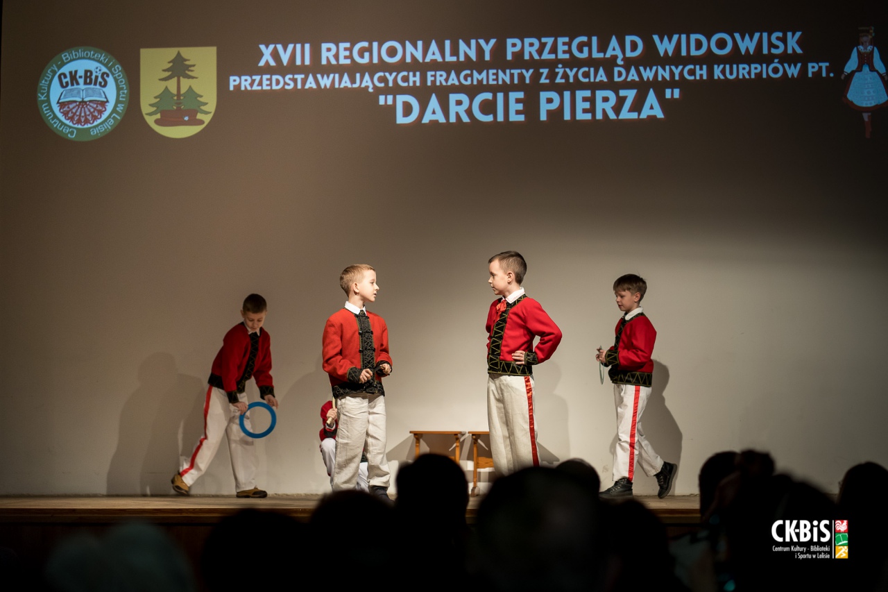 XVII Regionalny Przegląd Widowisk przedstawiający fragmenty z życia dawnych Kurpiów Darcie Pierza 2023 - zdjęcie #55 - eOstroleka.pl
