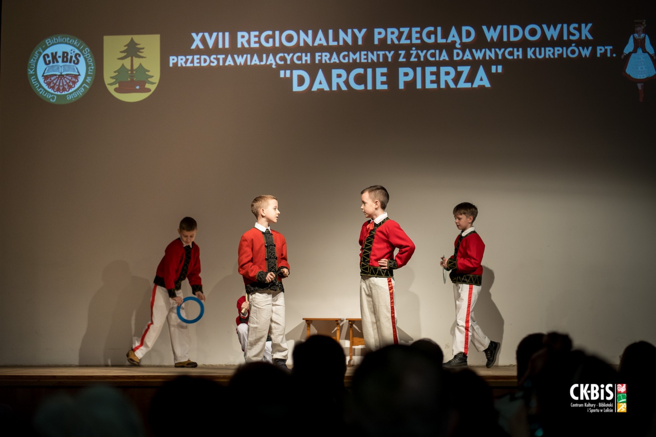 XVII Regionalny Przegląd Widowisk przedstawiający fragmenty z życia dawnych Kurpiów Darcie Pierza 2023 - zdjęcie #23 - eOstroleka.pl
