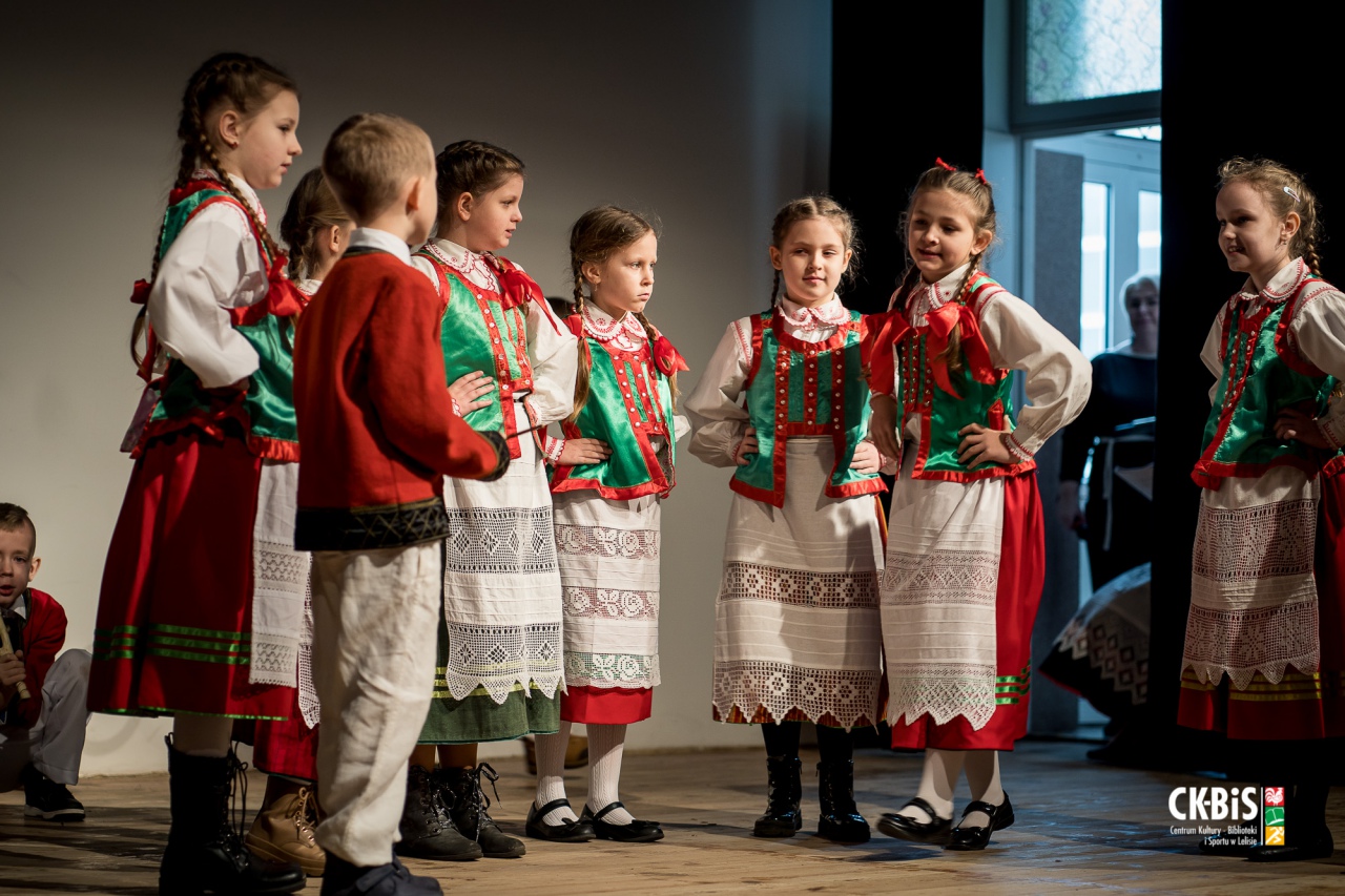XVII Regionalny Przegląd Widowisk przedstawiający fragmenty z życia dawnych Kurpiów Darcie Pierza 2023 - zdjęcie #22 - eOstroleka.pl