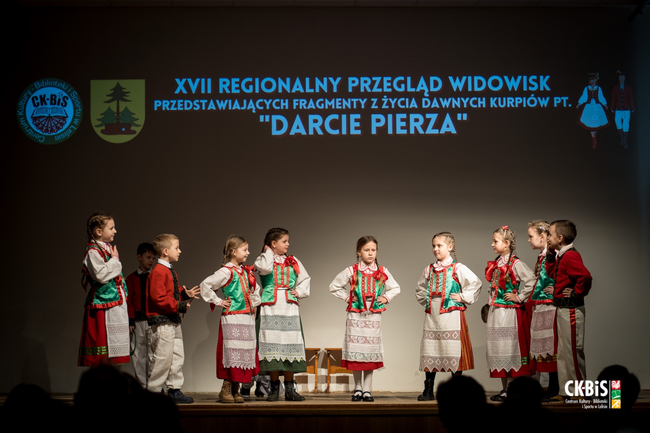 XVII Regionalny Przegląd Widowisk przedstawiający fragmenty z życia dawnych Kurpiów Darcie Pierza 2023 - zdjęcie #60 - eOstroleka.pl