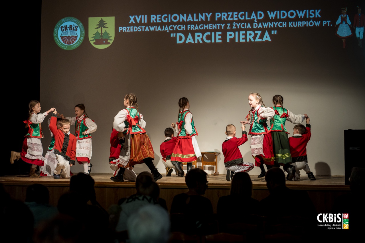XVII Regionalny Przegląd Widowisk przedstawiający fragmenty z życia dawnych Kurpiów Darcie Pierza 2023 - zdjęcie #15 - eOstroleka.pl