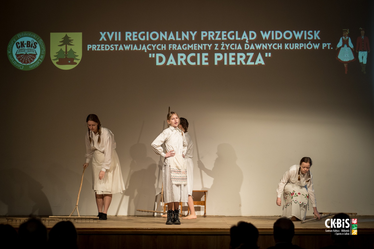 XVII Regionalny Przegląd Widowisk przedstawiający fragmenty z życia dawnych Kurpiów Darcie Pierza 2023 - zdjęcie #16 - eOstroleka.pl