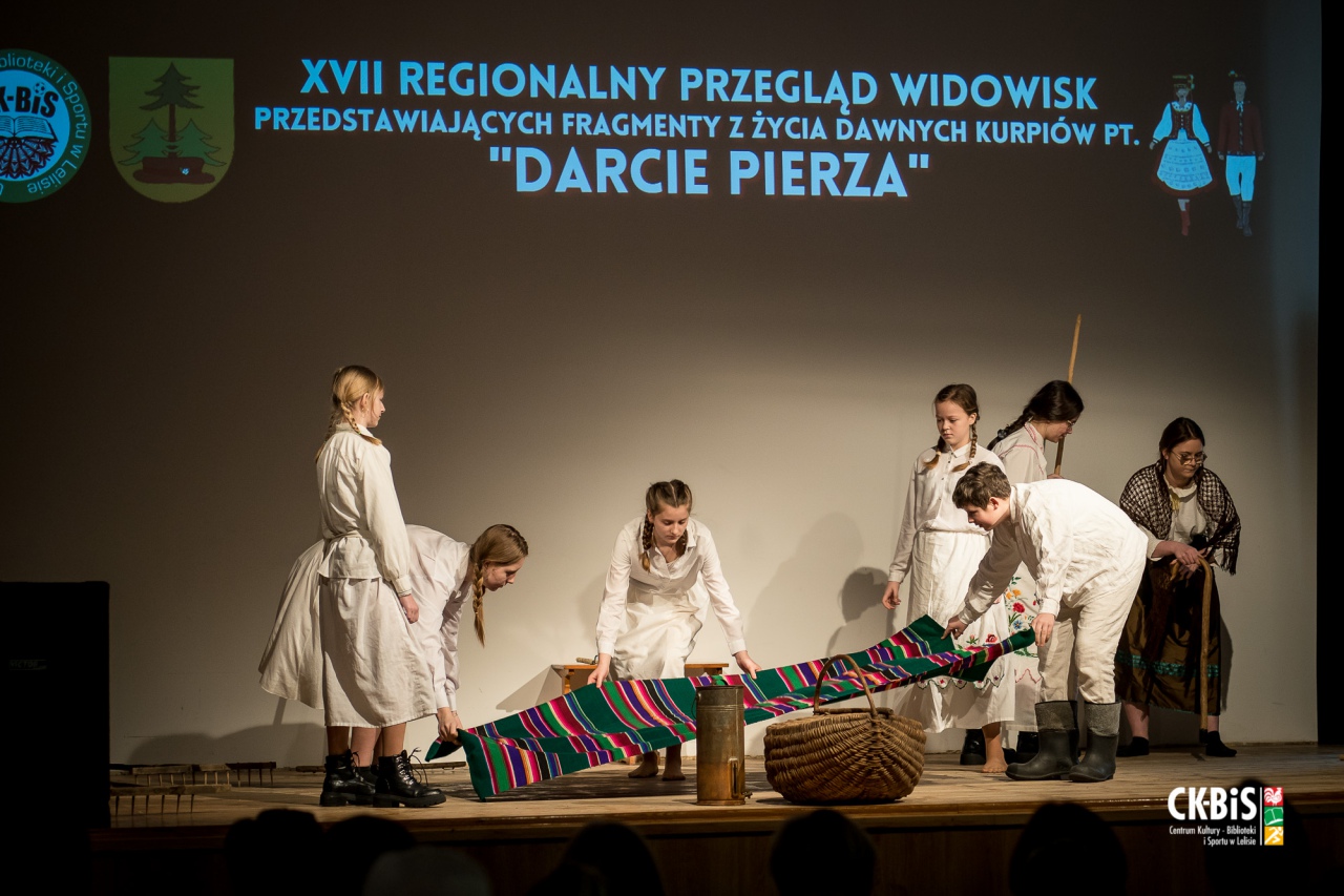 XVII Regionalny Przegląd Widowisk przedstawiający fragmenty z życia dawnych Kurpiów Darcie Pierza 2023 - zdjęcie #17 - eOstroleka.pl