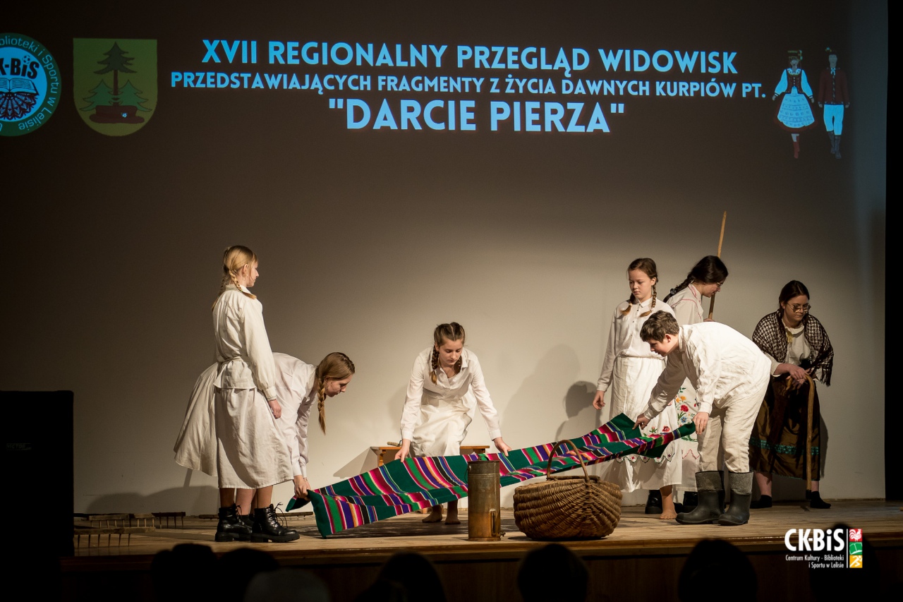 XVII Regionalny Przegląd Widowisk przedstawiający fragmenty z życia dawnych Kurpiów Darcie Pierza 2023 - zdjęcie #61 - eOstroleka.pl