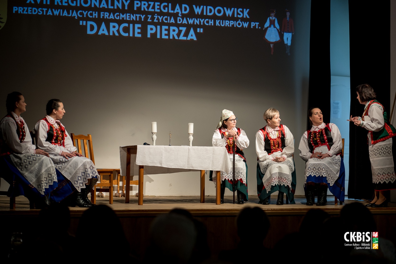 XVII Regionalny Przegląd Widowisk przedstawiający fragmenty z życia dawnych Kurpiów Darcie Pierza 2023 - zdjęcie #52 - eOstroleka.pl