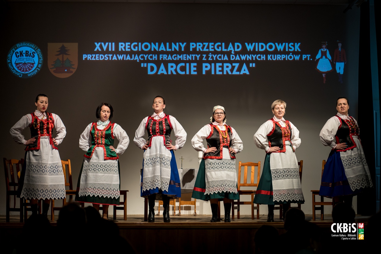 XVII Regionalny Przegląd Widowisk przedstawiający fragmenty z życia dawnych Kurpiów Darcie Pierza 2023 - zdjęcie #29 - eOstroleka.pl