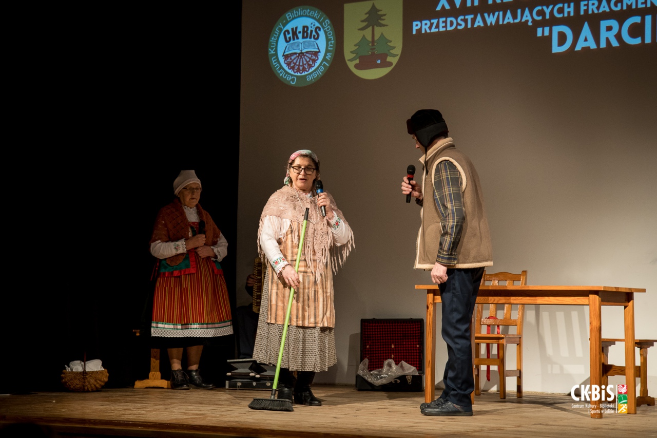 XVII Regionalny Przegląd Widowisk przedstawiający fragmenty z życia dawnych Kurpiów Darcie Pierza 2023 - zdjęcie #48 - eOstroleka.pl