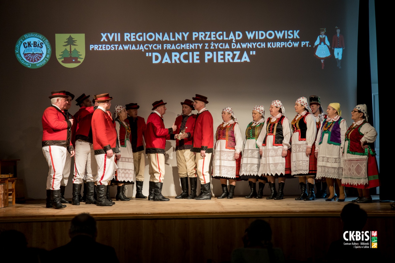XVII Regionalny Przegląd Widowisk przedstawiający fragmenty z życia dawnych Kurpiów Darcie Pierza 2023 - zdjęcie #41 - eOstroleka.pl