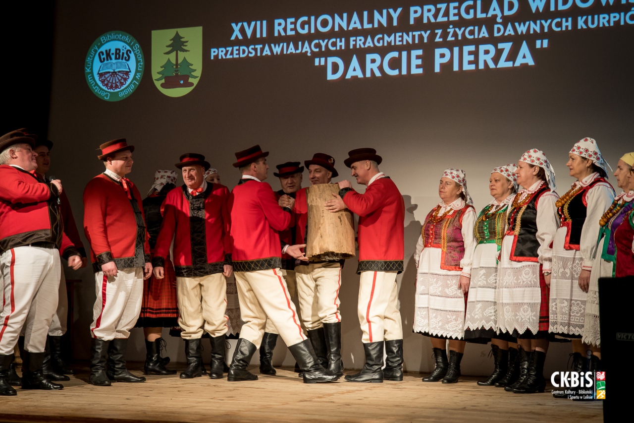 XVII Regionalny Przegląd Widowisk przedstawiający fragmenty z życia dawnych Kurpiów Darcie Pierza 2023 - zdjęcie #38 - eOstroleka.pl
