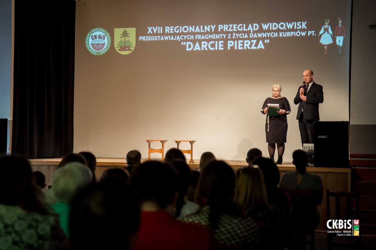 XVII Regionalny Przegląd Widowisk przedstawiający fragmenty z życia dawnych Kurpiów Darcie Pierza 2023 - zdjęcie #17 - eOstroleka.pl