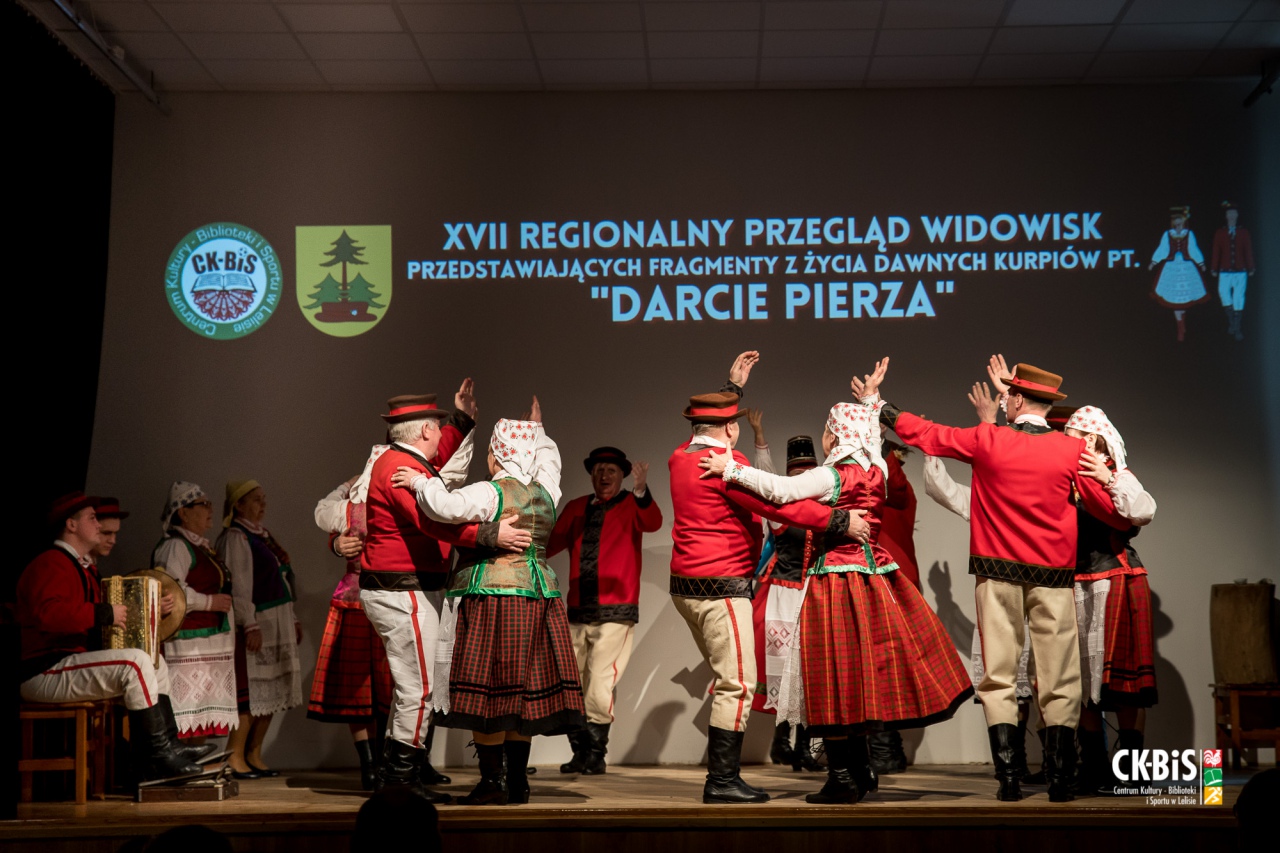 XVII Regionalny Przegląd Widowisk przedstawiający fragmenty z życia dawnych Kurpiów Darcie Pierza 2023 - zdjęcie #39 - eOstroleka.pl